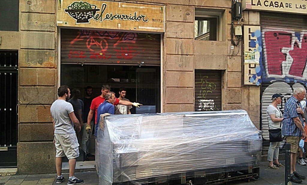 Nacho y el equipo introduciendo el expositor de helados en el local