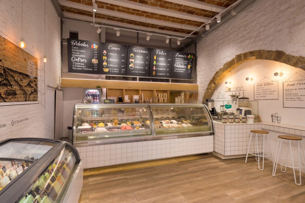 Interior renovado: expositor de helados y pizarras de la carta