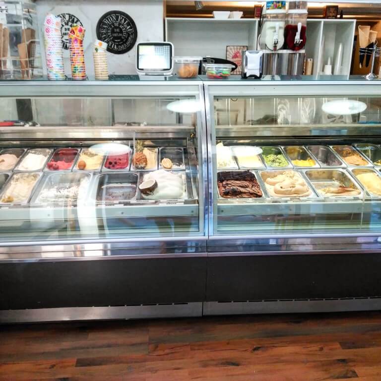 Expositor con todos los sabores de helado italiano de la Gelateria Palau