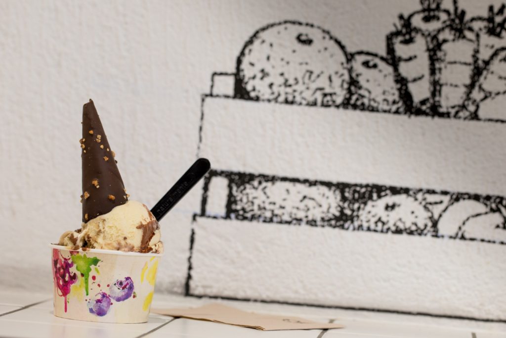 Tarrina de helado con cucurucho de chocolate en el local renovado