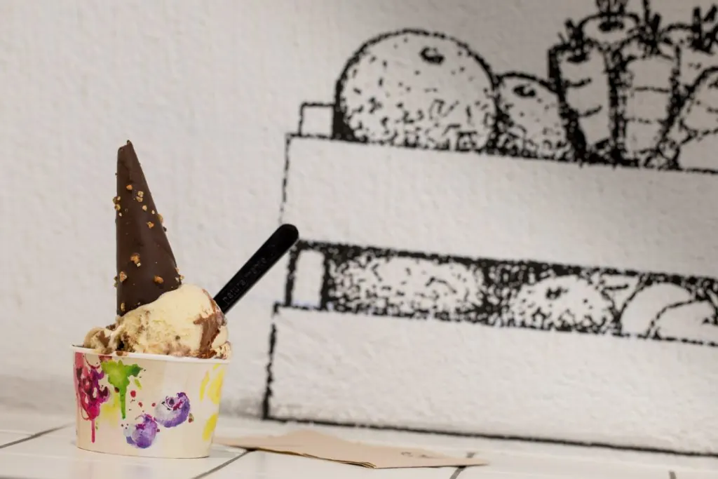 Tarrina de helado con cucurucho de chocolate en el local renovado