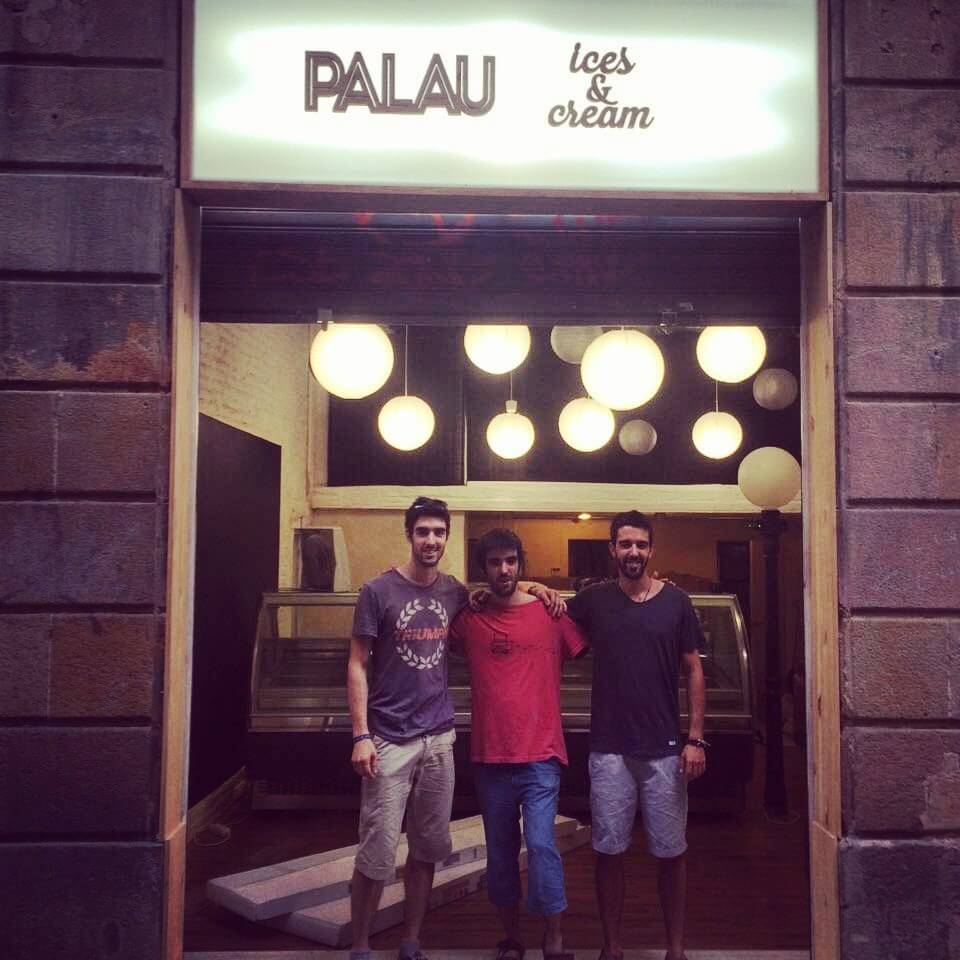 Los hermanos Olóndriz frente a la heladería recién inaugurada con el cartel PALAU encendido