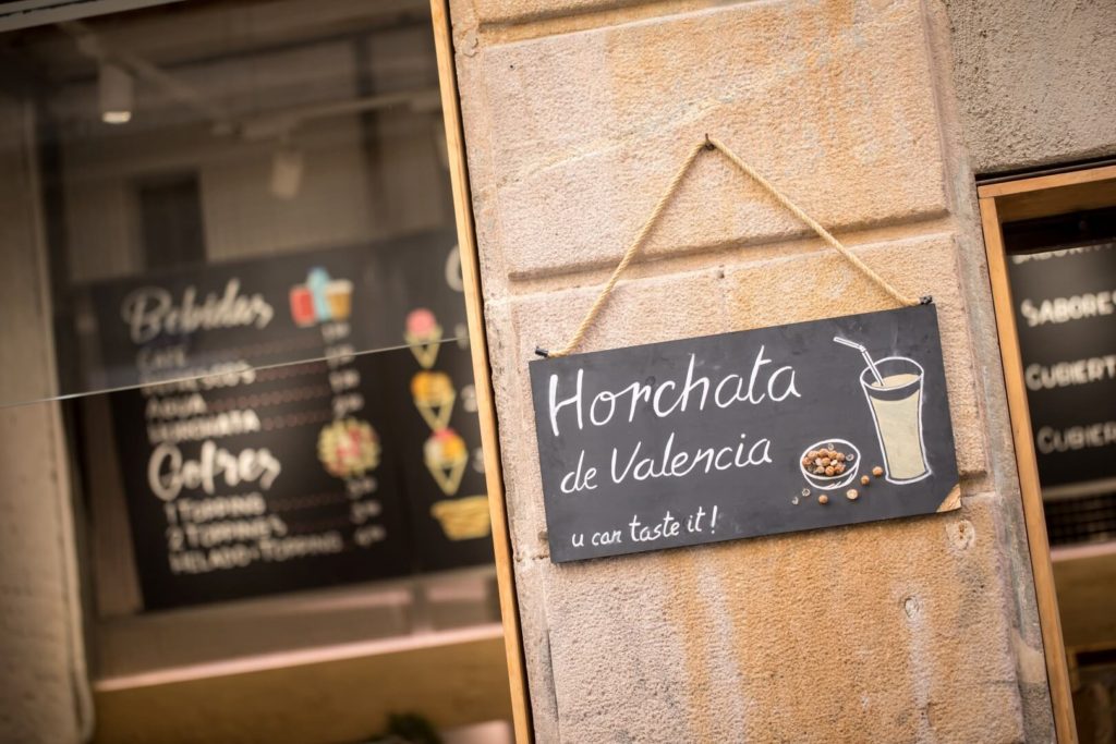 Cartel de Horchata de Valencia colgado en la fachada de la gelatería