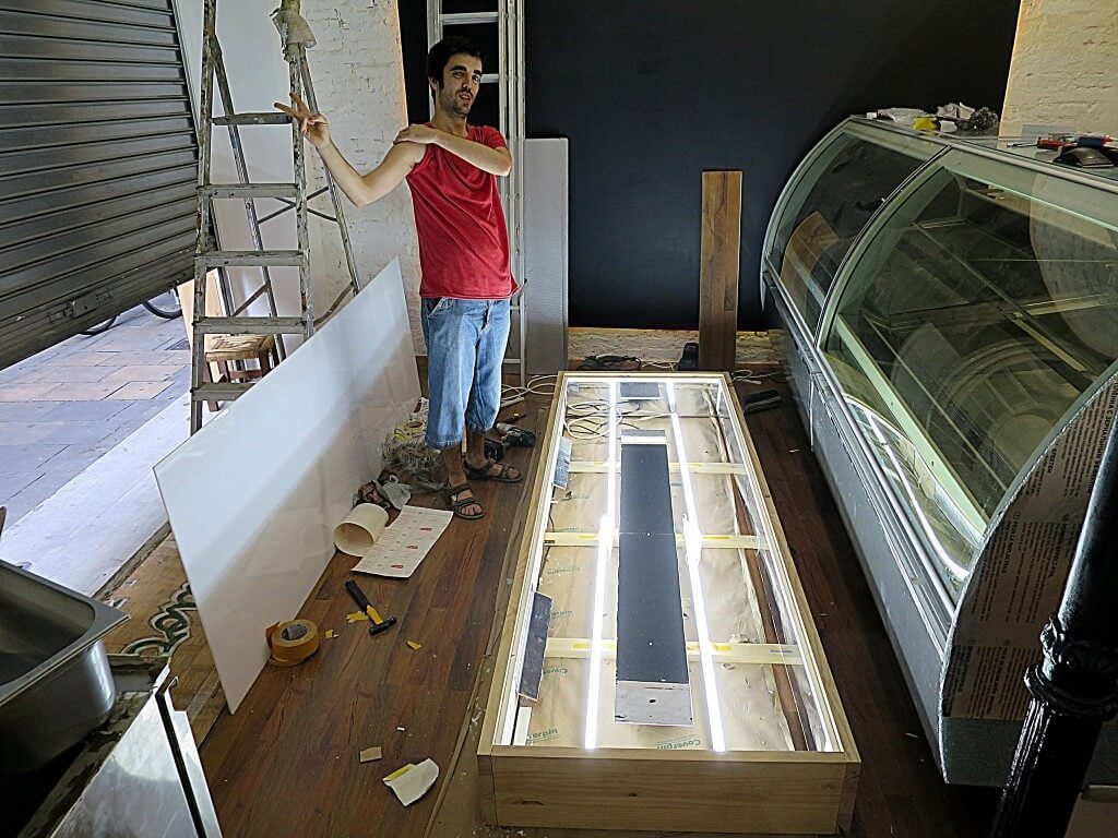 Nacho instalando el mostrador iluminado