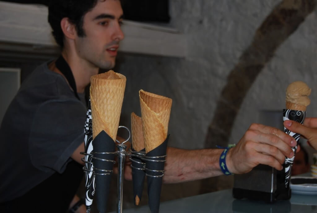 Nacho sirviendo helados en cucurucho en el primer día de apertura